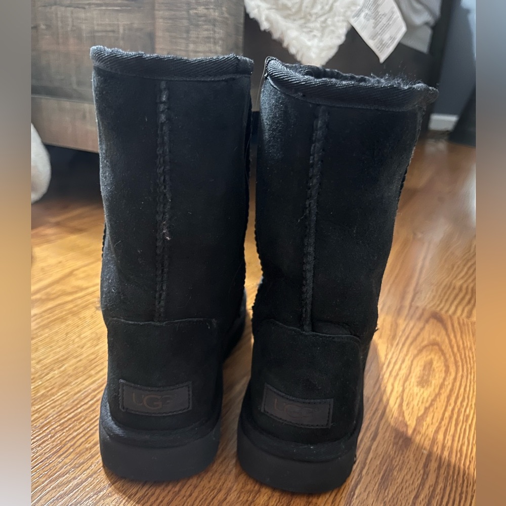 Black short Uggs, lightly worn, size 8